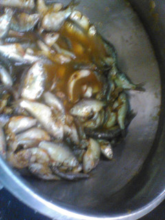 அயிரை மீன் குழம்பு (Ayirai meen kulambu recipe in tamil) செய்முறை முக்கிய புகைப்படம்