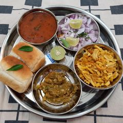 A picture of Misal pav.