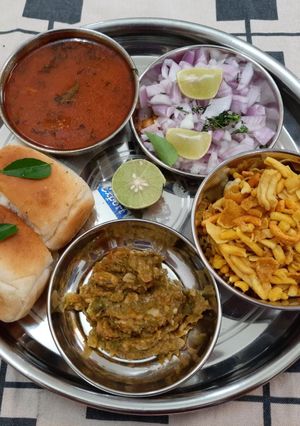 A picture of Misal pav.