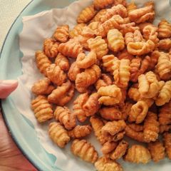 A picture of Kue Garpu / "Fork" Fried Cookies.