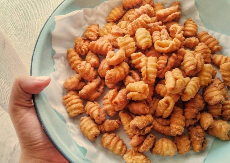 Recipe of Perfect Kue Garpu / “Fork” Fried Cookies