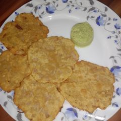 Onion puri with coconut chutney A picture of Onion puri with coconut chutney.