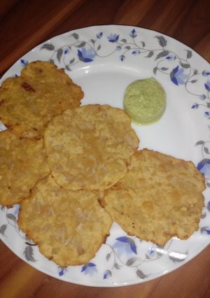 A picture of Onion puri with coconut chutney.