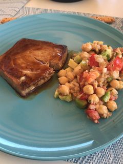 Una foto de Ensalada de garbanzos y aguacate