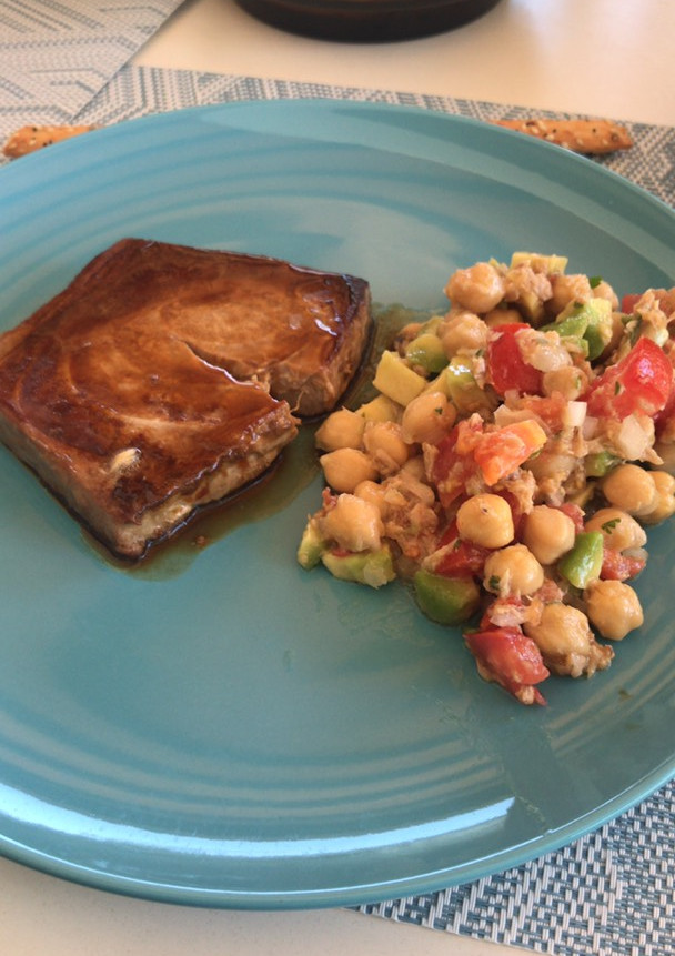 Una foto de Ensalada de garbanzos y aguacate