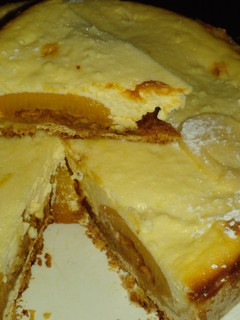 Una foto de 🥧TARTA DE RICOTA DULCE DE LECHE Y DURAZNO DE OSVALDO GROSS 😎