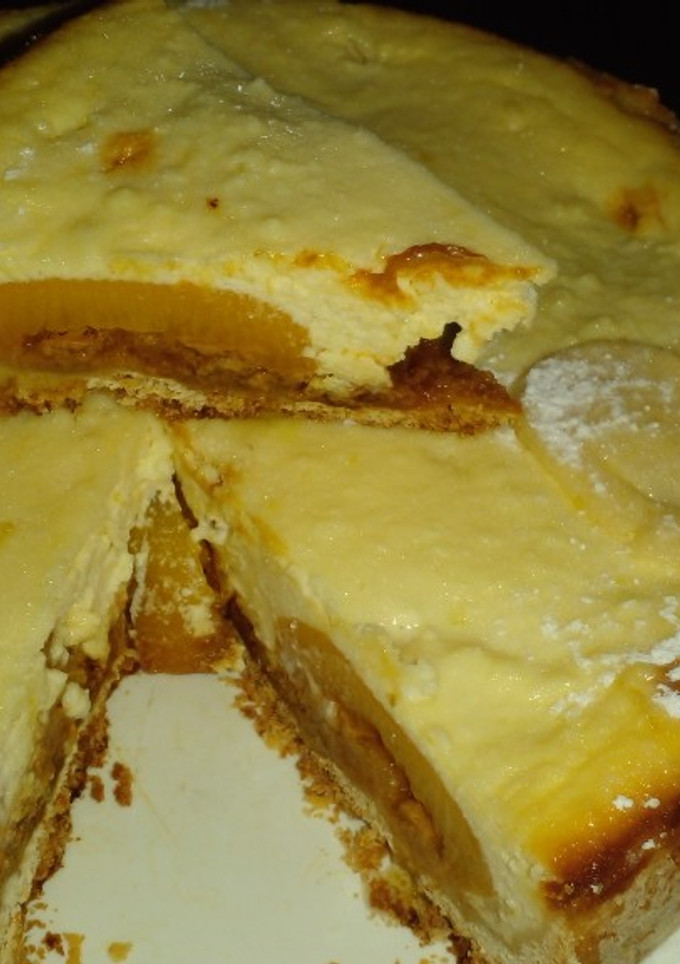 Una foto de 🥧TARTA DE RICOTA DULCE DE LECHE Y DURAZNO DE OSVALDO GROSS 😎
