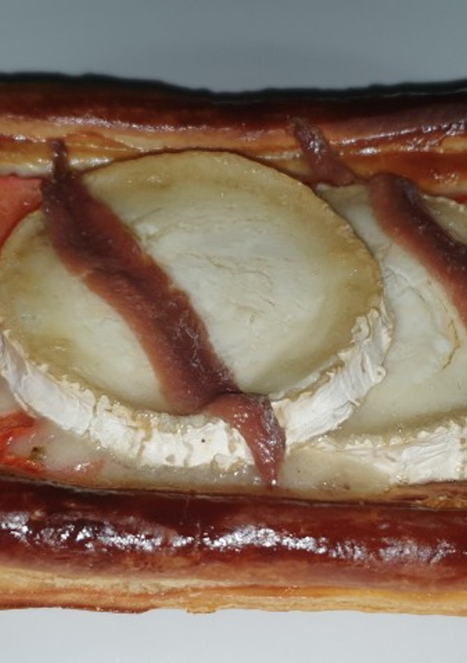 Una foto de Hojaldre con queso de cabra, tomate y anchoas