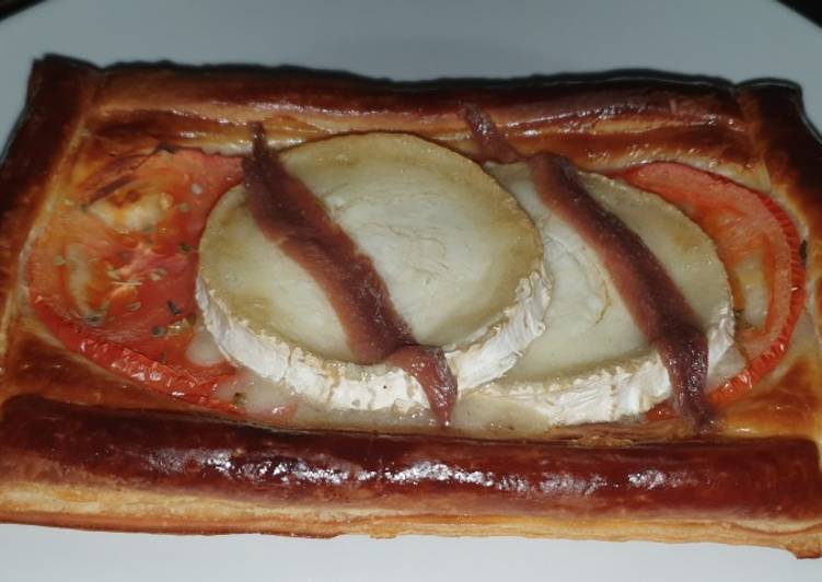 Hojaldre con queso de cabra, tomate y anchoas