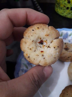 A picture of Masala cookies.