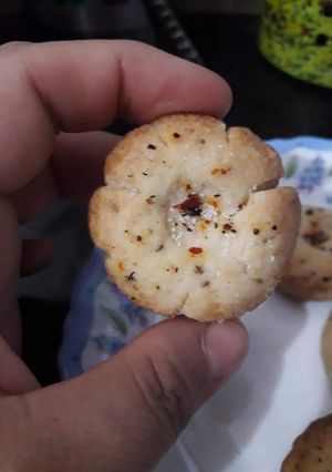 A picture of Masala cookies.