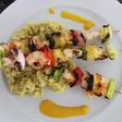 Pinchos de camarones y ananá con arroz cremoso de curry y salsa de mango & habanero