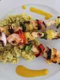Pinchos de camarones y ananá con arroz cremoso de curry y salsa de mango & habanero