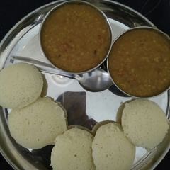 A picture of Idli Sambhar.