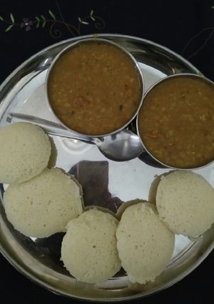 A picture of Idli Sambhar.