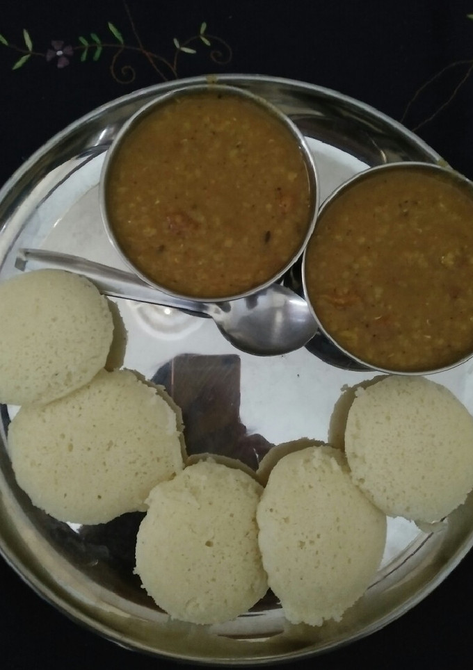 A picture of Idli Sambhar.