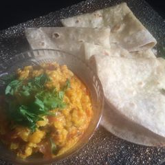 A picture of Fulka roti with sabji.