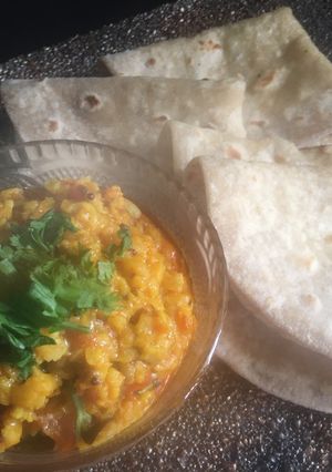 A picture of Fulka roti with sabji.