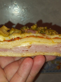Una foto de Pizza rellena jamón