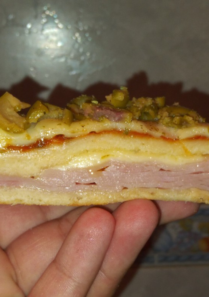 Una foto de Pizza rellena jamón
