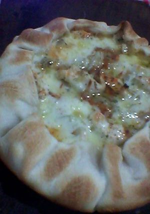 Una foto de Tarta de pollo cebolla y muzza