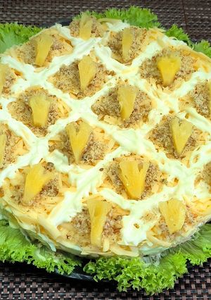 Фото Салат с копчёным куриным филе и ананасом.