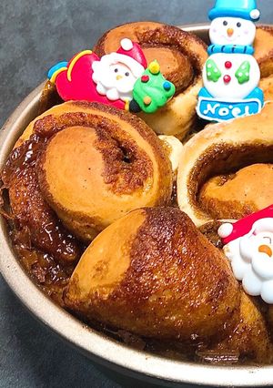 Hình của món Cinnamon Rolls/ Bánh Quế Cuộn Cho Dịp Lễ Noel.
