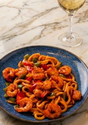 Zdjęcie przepisu Makaron Udon z krewetkami w sosie ostrygowym z frankfurterką i papryką.