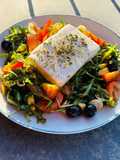 Insalata con feta e olive nere