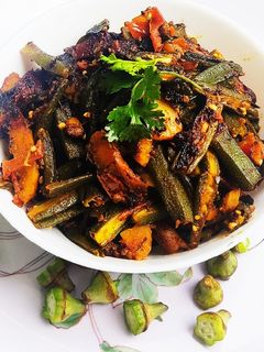 भेंडी बटाटा भाजी (bhendi batata bhaji recipe in marathi) रेसिपी चे मुख्य फोटो