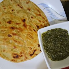 A picture of Saag with makae ki roti.