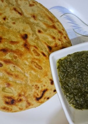 A picture of Saag with makae ki roti.