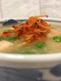 “鲜又美”小米粥(樱花🌸虾· 虾滑· 豌豆) 的食譜成品照片