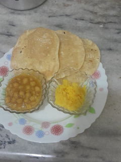 A picture of Chana masala with poori.