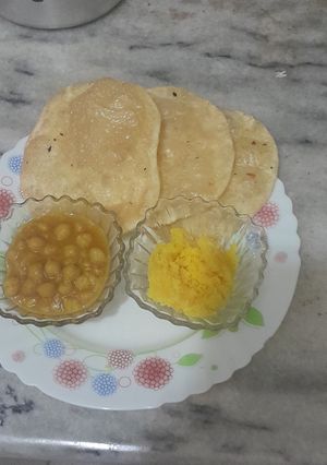 A picture of Chana masala with poori.