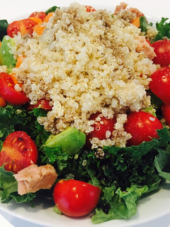 Una foto de Ensalada de kale con quinoa