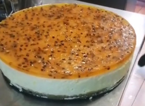 Una foto de Cheesecake de maracuyá