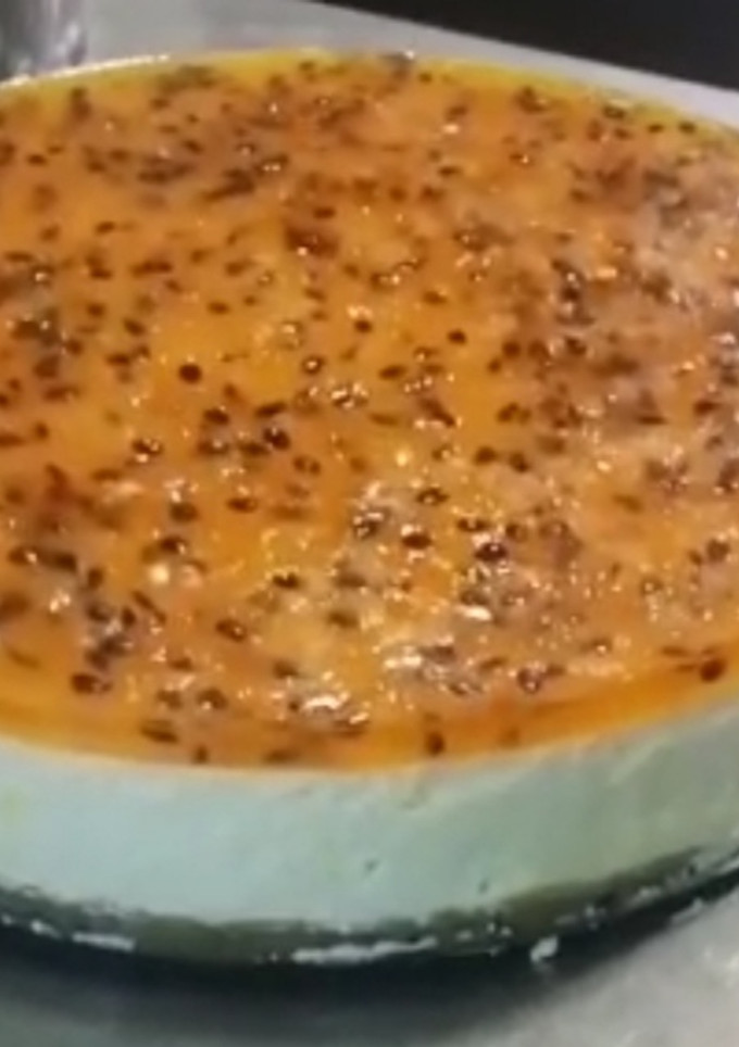 Una foto de Cheesecake de maracuyá