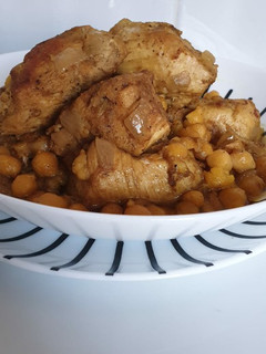 Una foto de Pollo con garbanzos al azafrán