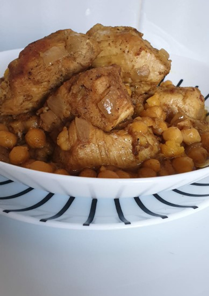 Una foto de Pollo con garbanzos al azafrán