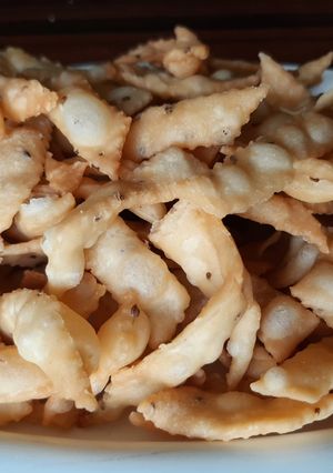 खारी शंकरपाळी (Khari shankarpali recipe in marathi) रेसिपी चे मुख्य फोटो 