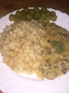 Tejfölös gomba pörkölt lecsós alappal, kagyló tésztával recept fotója