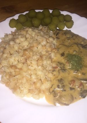 Tejfölös gomba pörkölt lecsós alappal, kagyló tésztával recept fotója