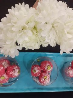 कोकोनट रोज़ लडडू (Coconut rose laddu recipe in hindi) रेसिपी मुख्य फोटो