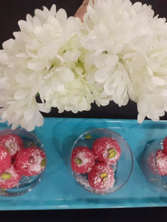 कोकोनट रोज़ लडडू (Coconut rose laddu recipe in hindi) रेसिपी मुख्य फोटो