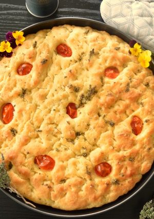 Une photo de Focaccia au thym frais et tomates cerise (#fougasse)