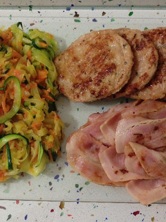 Una foto de Hamburguesas de pollo y bacón ahumado a la plancha con salteado de tallarines vegetales