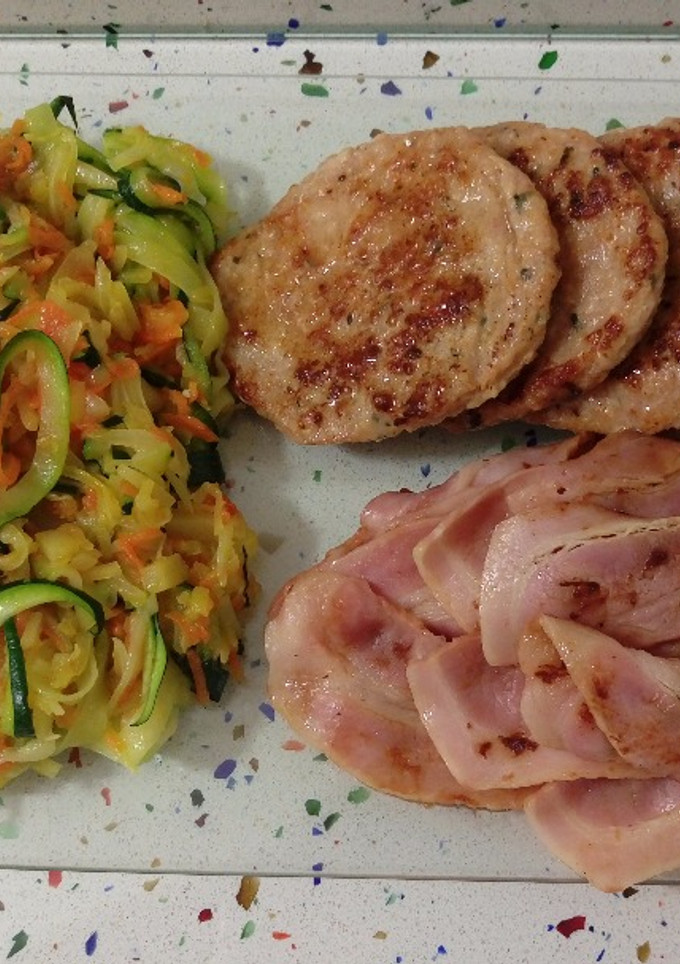 Una foto de Hamburguesas de pollo y bacón ahumado a la plancha con salteado de tallarines vegetales
