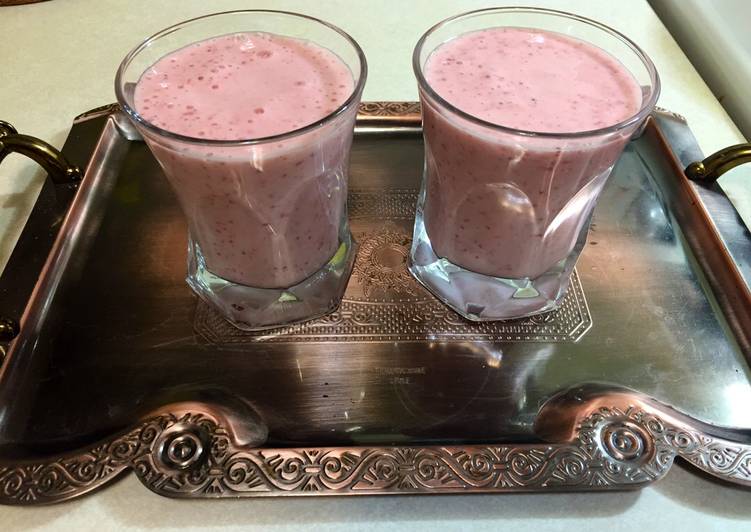 Recipe of Quick Strawberry and Banana smoothie 😍