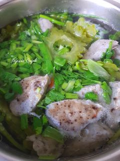 Hình của món Canh khổ qua nấu chả cá thác lác.